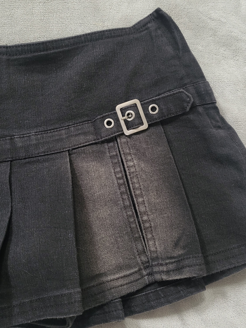 Washed Black Pleated Mini Skirt with Side Buckle Xs - Picture 8 of 8